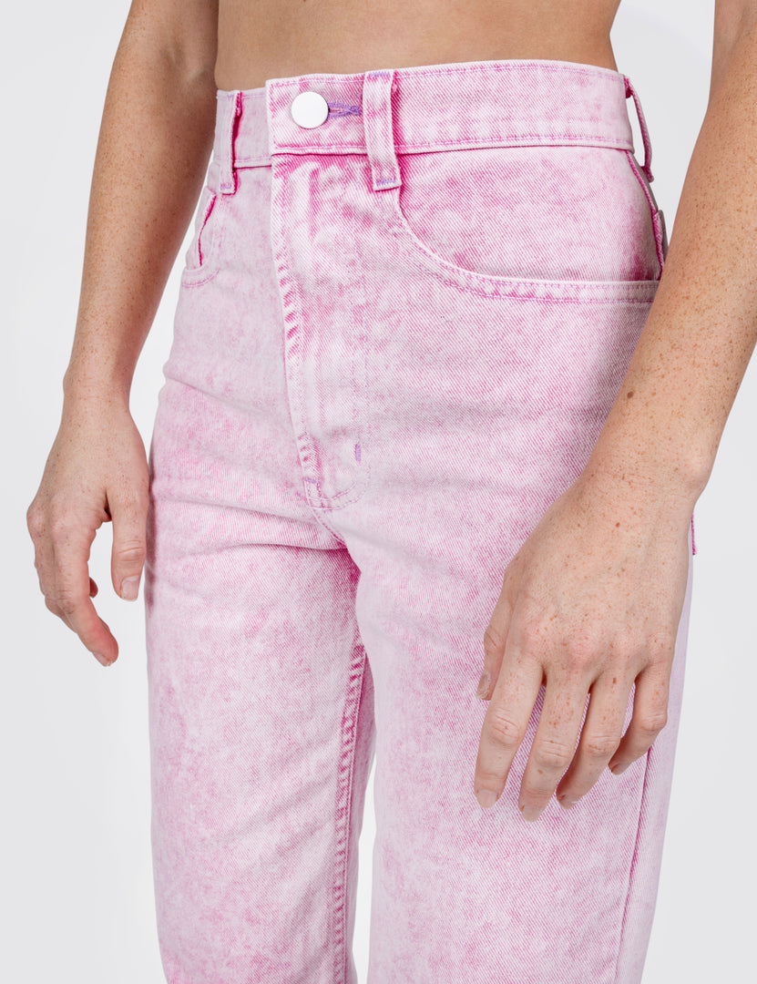 Close-up picture of woman wearing light pink jeans 